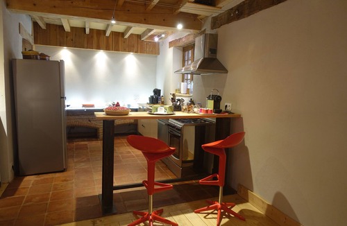 Lavaur Bed & Breakfast | Chambre rouge-Double room-Deluxe-Private Bathroom-Courtyard view