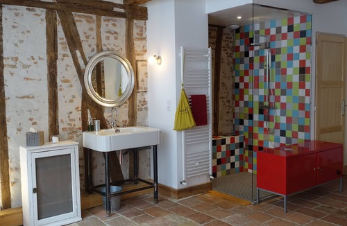 Lavaur Bed & Breakfast | Chambre rouge-Double room-Deluxe-Private Bathroom-Courtyard view
