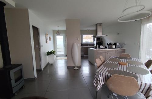 Doissin House | chambre rouge privée avec piscine