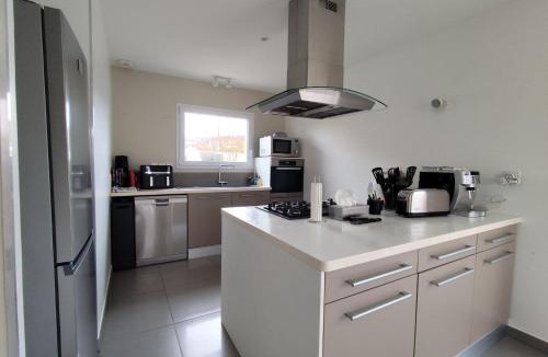 Doissin House | chambre rouge privée avec piscine