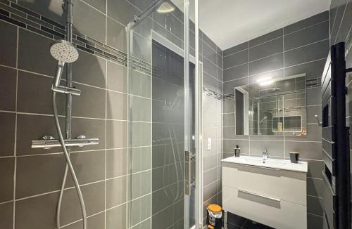 Montauban House | Chambre Séverine, Élégance avec balcon privé