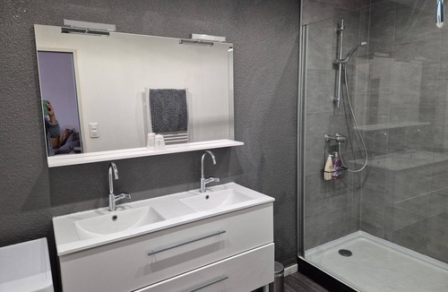 Crest Bed & Breakfast | Chambre Selena courtyard view