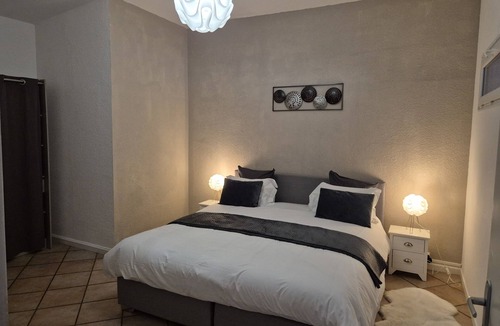 Crest Bed & Breakfast | Chambre Selena courtyard view