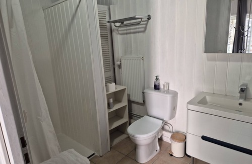 Crest Bed & Breakfast | Chambre Selena courtyard view