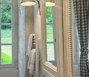 Saint-Pierre-de-Cole Bed & Breakfast | Chambre Solis - Lavy