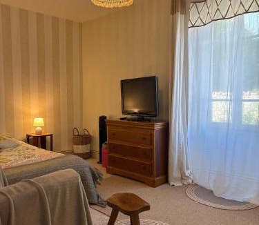 Fontenay-le-Comte House | chambre spacieuse dans maison de ville avec jardin