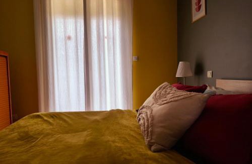 Millas House | Chambre spacieuse avec bureau et balcon