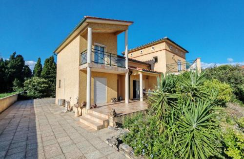 Millas House | Chambre spacieuse avec bureau et balcon