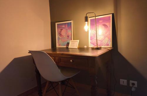 Millas House | Chambre spacieuse avec bureau et balcon