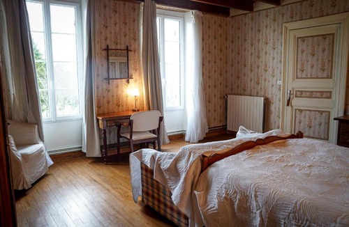 Rouffignac House | chambre spacieuse dans maison bourgeoise