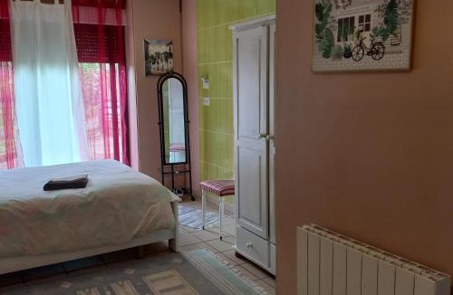 Aspet Bed & Breakfast | Chambre spatieuse avec grand lit.