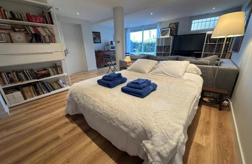 Annecy-le-Vieux Bed & Breakfast | Chambre-Studio et SAUNA indépendants
