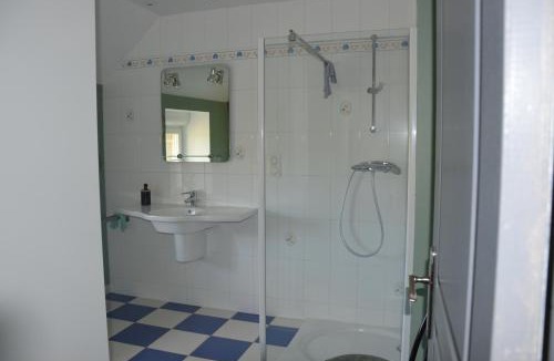 Landisacq Bed & Breakfast | chambre sur un jardin fleuri