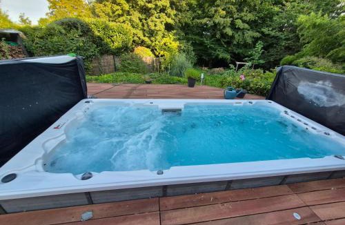 L'Etang-la-Ville House | Chambre, Terrasse et Jacuzzi