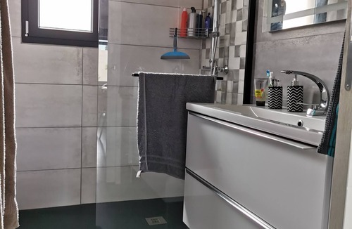 Plaissan Bed & Breakfast | Chambre Tout Confort, Salle D'eau et Toilettes Séparées 60 la Nuit