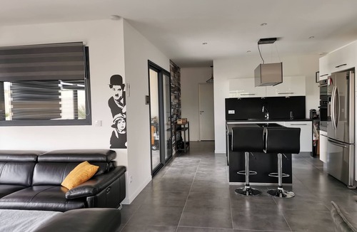 Plaissan Bed & Breakfast | Chambre Tout Confort, Salle D'eau et Toilettes Séparées 60 la Nuit