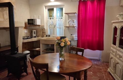 Loches Apartment | Chambre Troglodyte 26m² Proche des Chateaux de la Loire des Circuits a Velo
