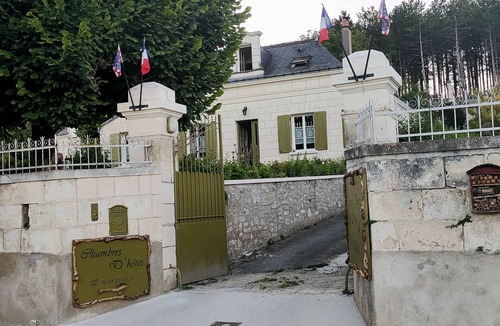 Loches Apartment | Chambre Troglodyte 26m² Proche des Chateaux de la Loire des Circuits a Velo
