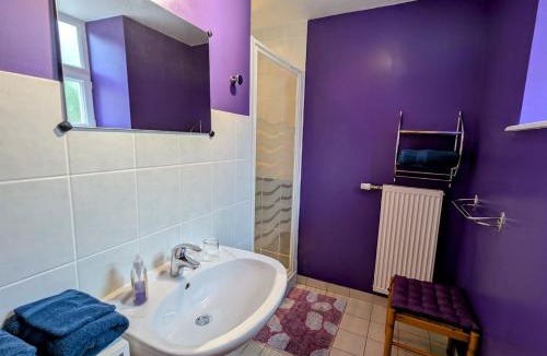 Moyenmoutier Bed & Breakfast | Chambre Violette, Maison d'hôtes Les Accacias
