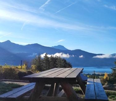 Prunieres Apartment | Chambre vue lac av piscine