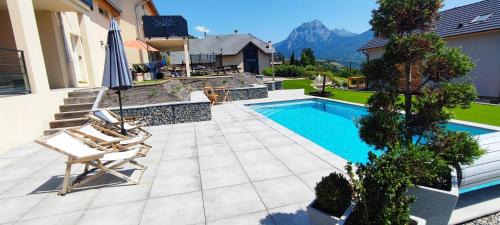 Prunieres Apartment | Chambre vue lac av piscine