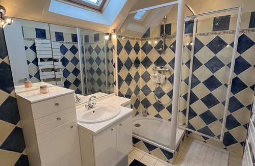 Plaisir House | Chambres à Louer Dans une Maison Située Dans un Domaine Recherché Avec Piscine