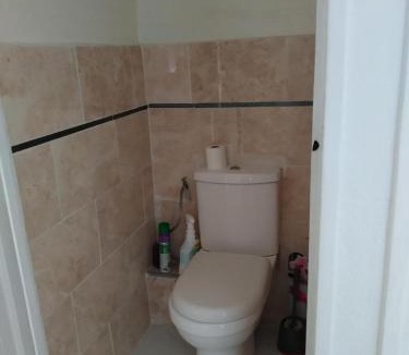 Saint-Assiscle House | CHAMBRES Climatisées tout Confort,GARE ,WIFI, parking, avec pt dejeuner compris