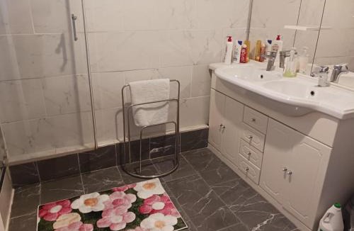Saint-Assiscle House | CHAMBRES Climatisées tout Confort,GARE ,WIFI, parking, avec pt dejeuner compris