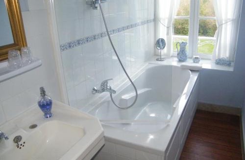 Saint-Martin-des-Entrees Bed & Breakfast | Chambres d'Hôtes Château de Damigny