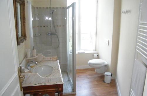 Saint-Martin-des-Entrees Bed & Breakfast | Chambres d'Hôtes Château de Damigny