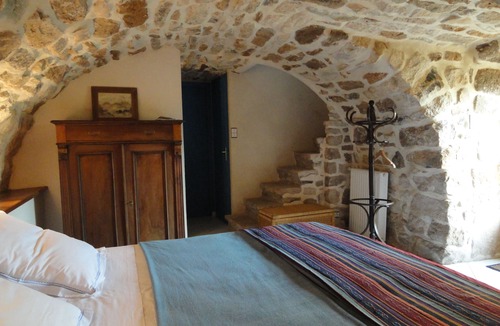 Joyeuse House | Chambres d'hôtes Au creux du Chambon