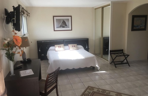 Varetz House | Chambres d'Hôtes La Coloniale