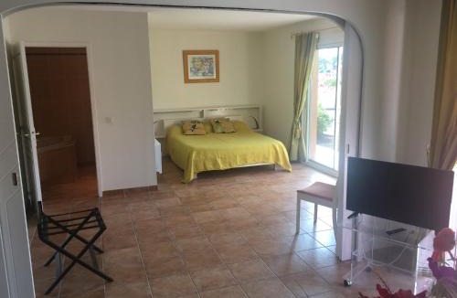 Varetz Bed & Breakfast | Chambres d'Hôtes La Coloniale