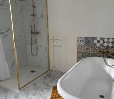 Rieupeyroux Bed & Breakfast | Chambres d'hôtes - Le Jardin de la Guionie