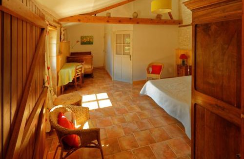Le Poire-sur-Velluire Bed & Breakfast | Chambres d'hôtes Les Tilleuls