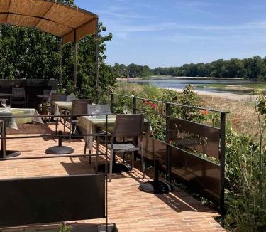 La Chapelle-sur-Loire House | Chambres privées au dessus du restaurant Nuances