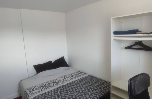 Noisy-le-Sec Bed & Breakfast | Chambres privées tout confort Homestay: Private rooms in shared duplex apartment