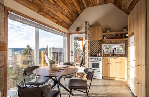 Lac Beauport Ski Chalet | CHAMONIX - Micro Chalet with Panoramic Mountain Views near Québec