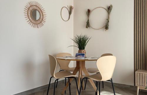 Loucelles Apartment | Champ de blé Apt neuf indépendant plain pied dans maison contemporaine décoration soignée tout confort terrasse aménagée, grand terrain parking privé à 15 mn de Caen et 10 mn deBayeux proche plages du débarquement
