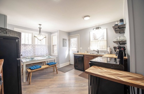 South Haven House | Champagne Cottage - Cottage Retreat w/Lake Michigan Access!