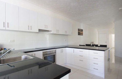 Arcadia Apartment | Champagne four on magnetic