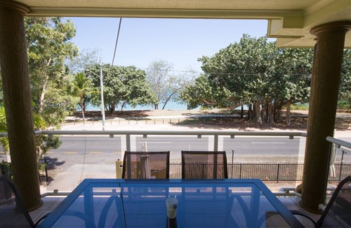 Arcadia Apartment | Champagne four on magnetic