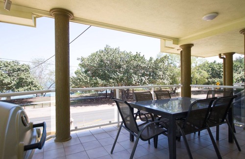 Arcadia Apartment | Champagne four on magnetic