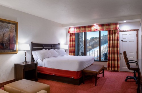 Seven Springs Hotel | Champion Hotel | Slopeside Stay + Pool & Spa