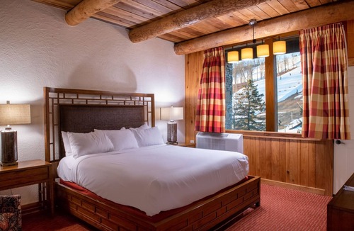 Seven Springs Apartment | Champion Hotel | Spacious + Separate Living Area