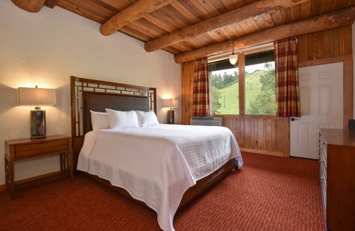 Seven Springs Apartment | Champion Hotel | Spacious + Separate Living Area