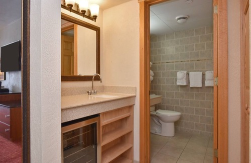 Seven Springs Hotel | Champion Hotel | Tower Suite + Spacious Retreat