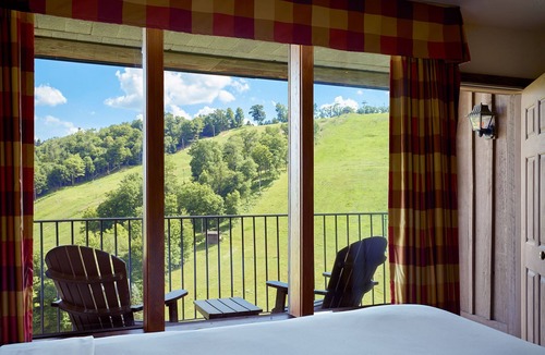 Seven Springs Hotel | Champion Hotel | Tower Suite + Spacious Retreat