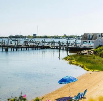 New Shoreham Hotel | Champlin's Marina & Resort