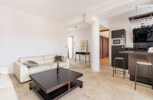 Chaillot Apartment | Champs Elysees Penthouse Eiffel Tower View Jacuzzi